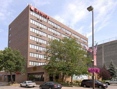 Hotel Ramada Convention Center Eau Claire Extérieur photo